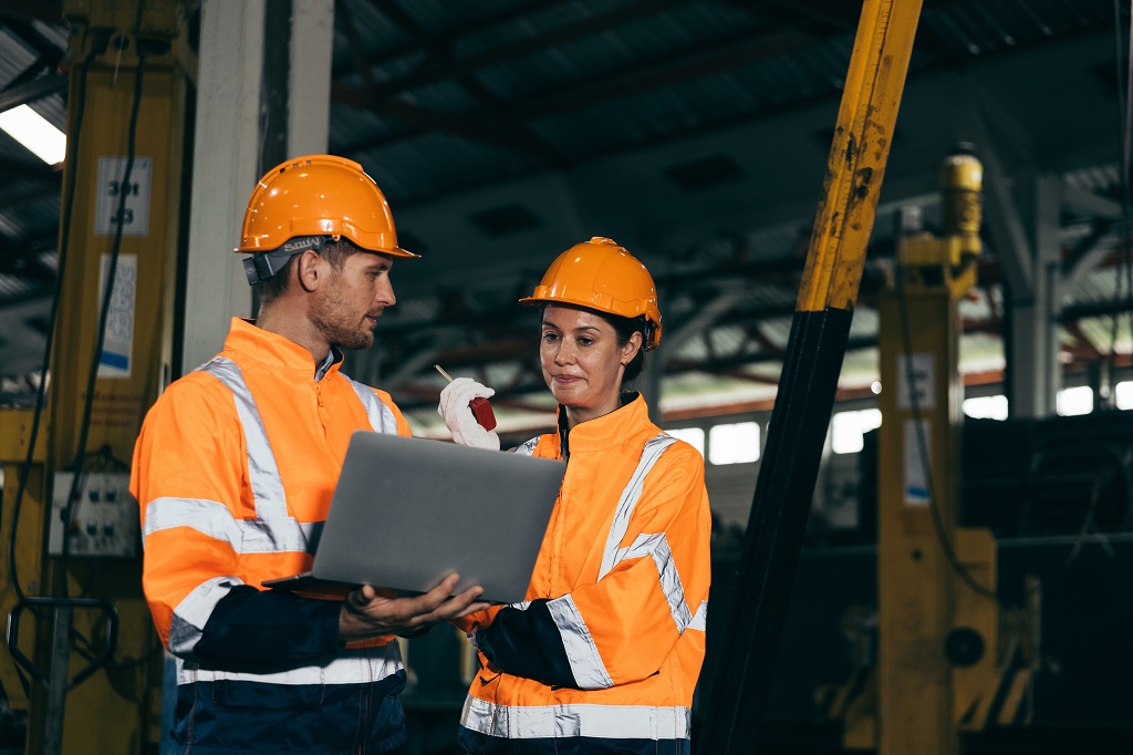 Radnici analiziraju podatke i sprovode kontrolu bezbednosti u proizvodnom pogonu