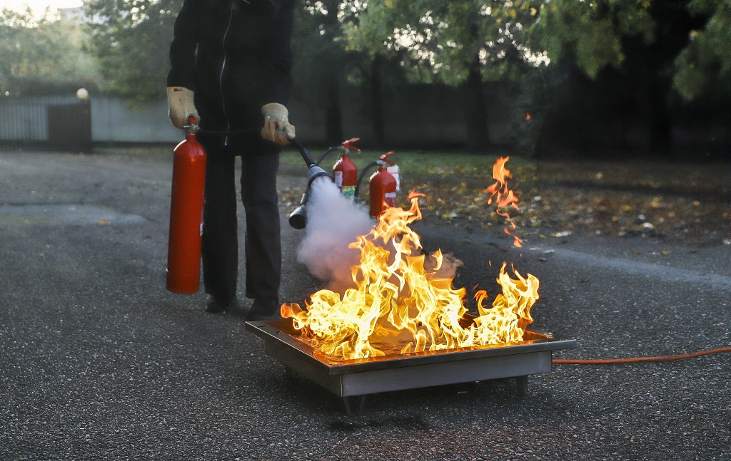 Obuka za gašenje požara uz korišćenje protivpožarnog aparata na radnom mestu